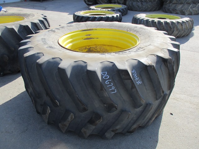 IF 800/70R38 Firestone Radial Deep Tread 23 R-1W on John Deere Yellow 12-Hole Stub Disc 30%