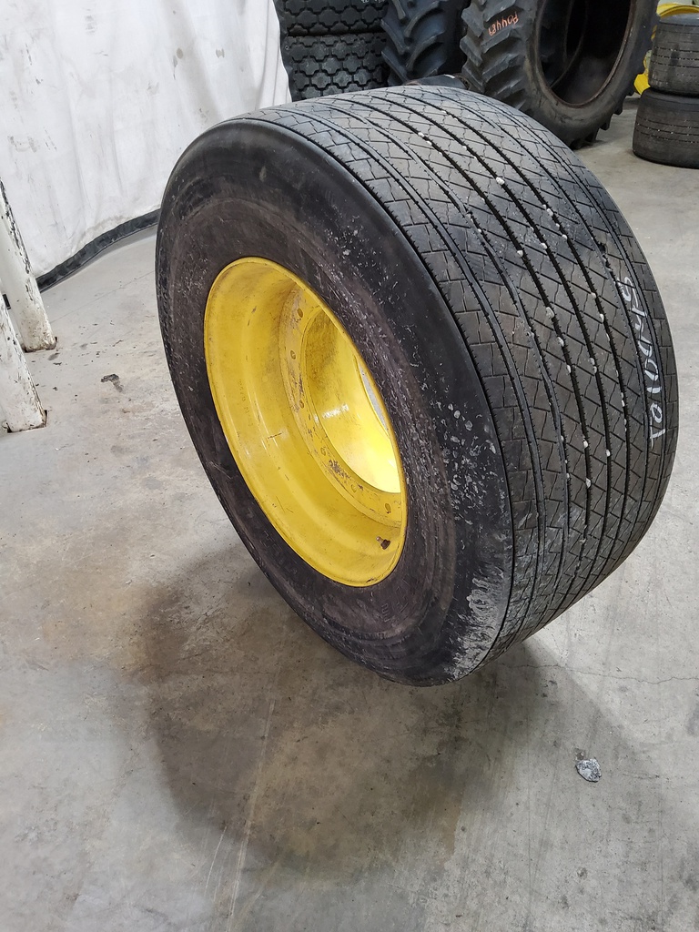 445/50R22.5 Michelin on John Deere Yellow Implement