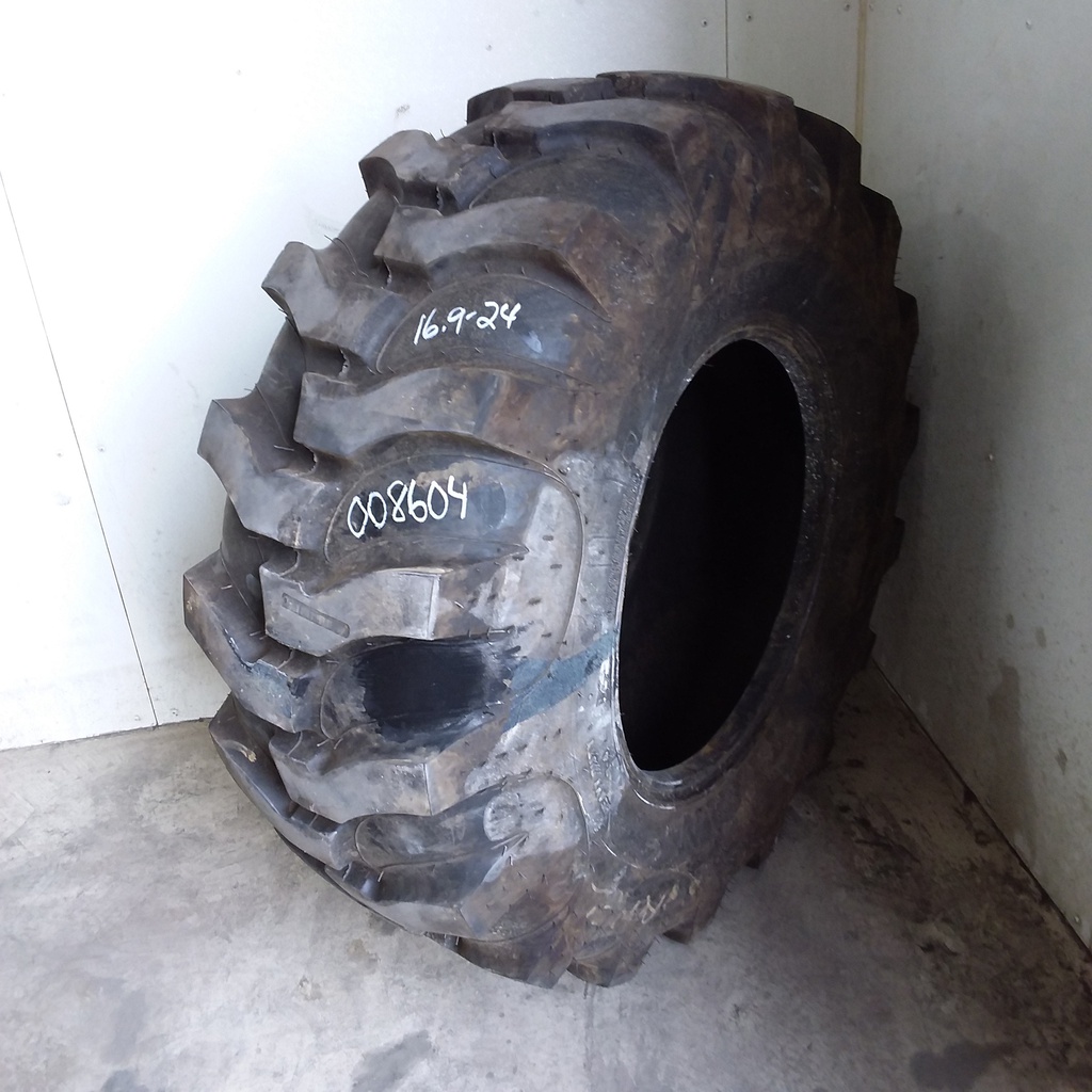 16.9/-24 Titan Farm Industrial Tractor Lug R-4, D (8 Ply) 95%