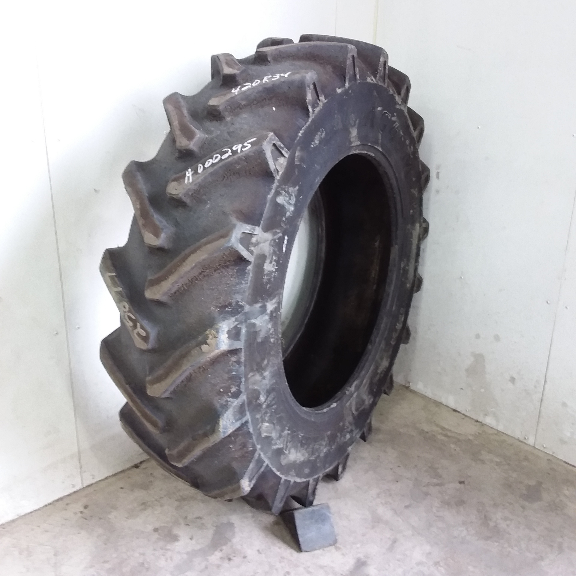 Used420/85R34 Titan Farm AG49M Radial R1W Agricultural Tires for Sales