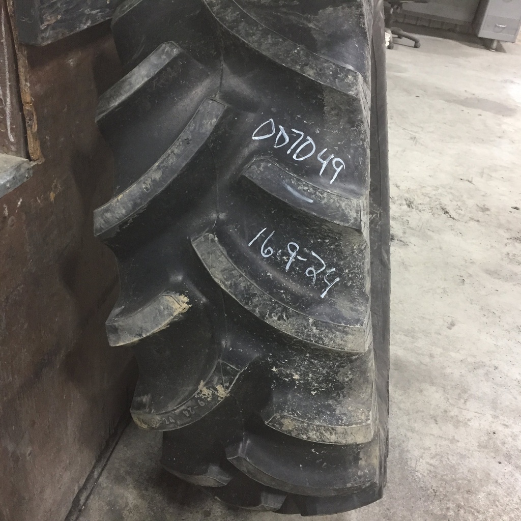 16.9/-24 Titan Farm Hi Traction Lug R-1, C (6 Ply) 99%