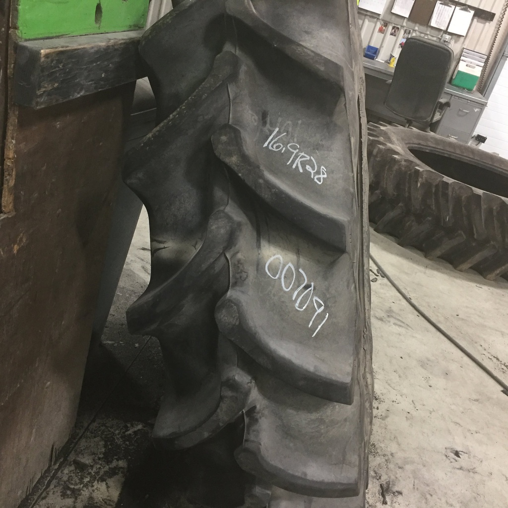 16.9/R28 Firestone Radial Champion Spade Grip R-2 136 A8 75%