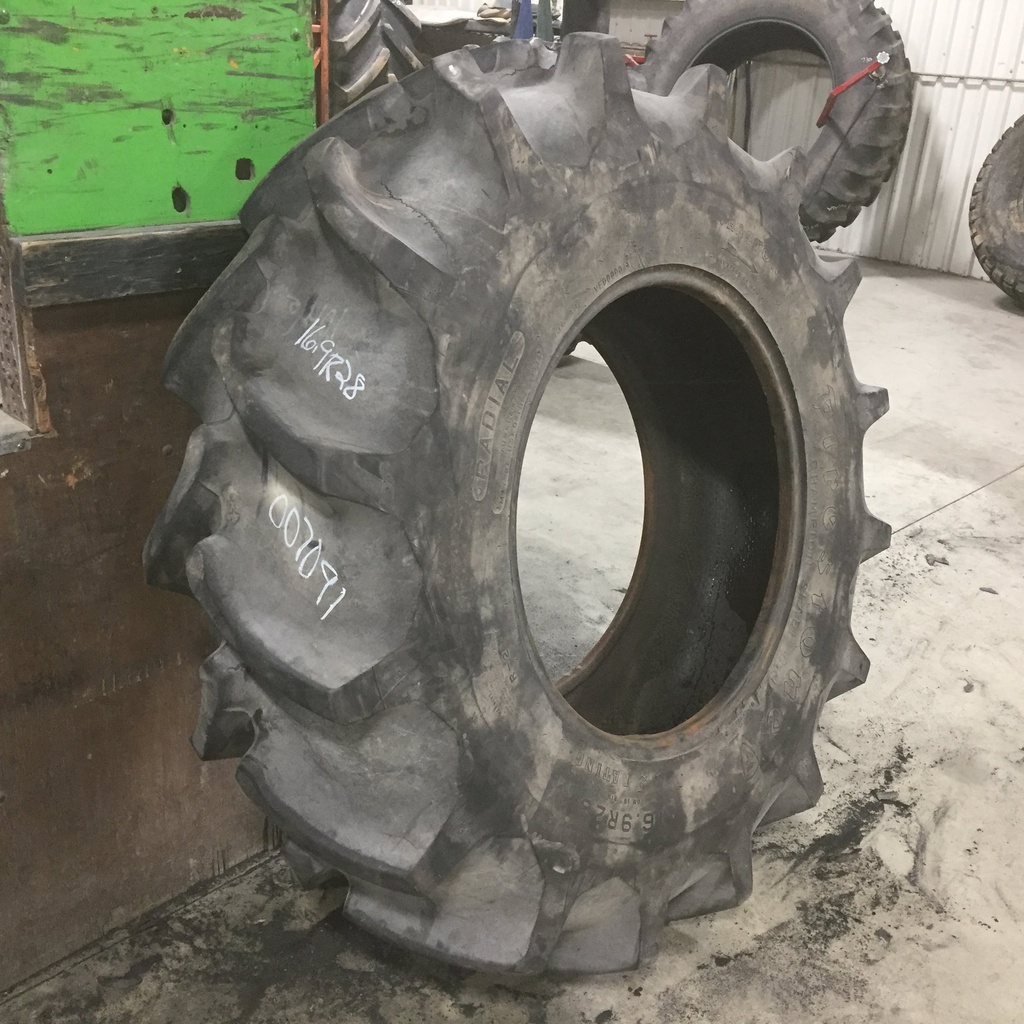 16.9/R28 Firestone Radial Champion Spade Grip R-2 136 A8 75%