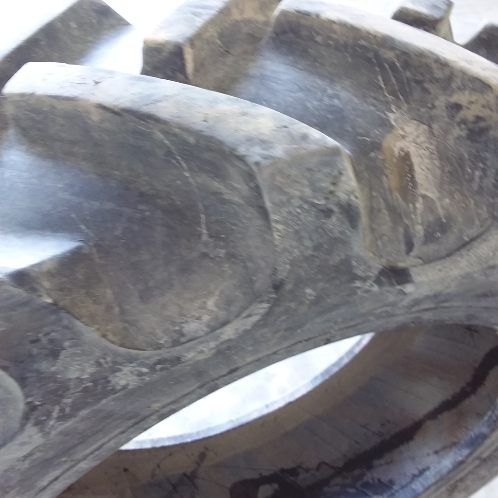 11.2/-24 Kumho 522IR R-1 103 A8, B (4 Ply) 90%