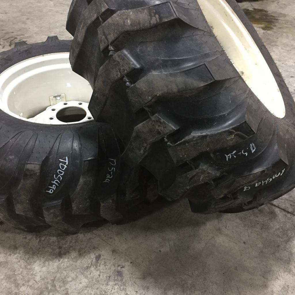 17.5/L-24 Titan Farm Industrial Tractor Lug R-4, D (8 Ply) 80%