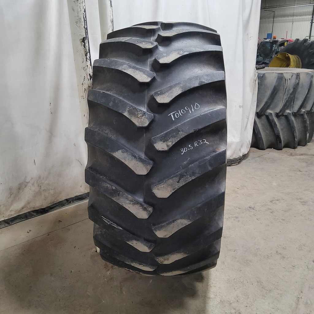 30.5/LR32 Firestone Radial Traction 23 R-1, F (12 Ply) 80%