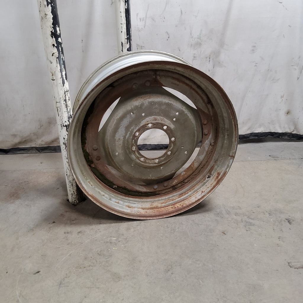 8-Hole Stub Disc (groups of 2 bolts) Center for 38"-54" Rim, Case IH Silver Mist