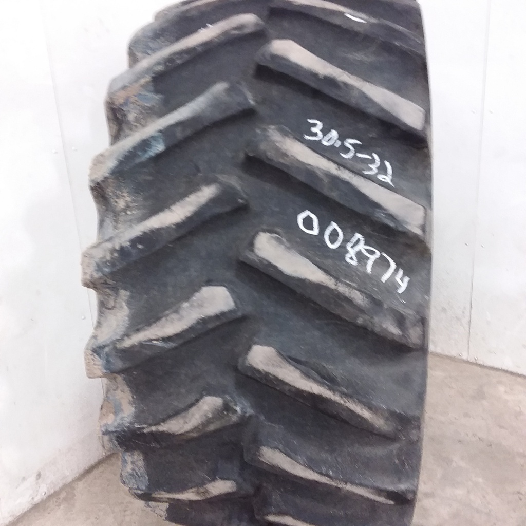 30.5/L-32 Firestone Super All Traction 23 R-1, F (12 Ply) 90%