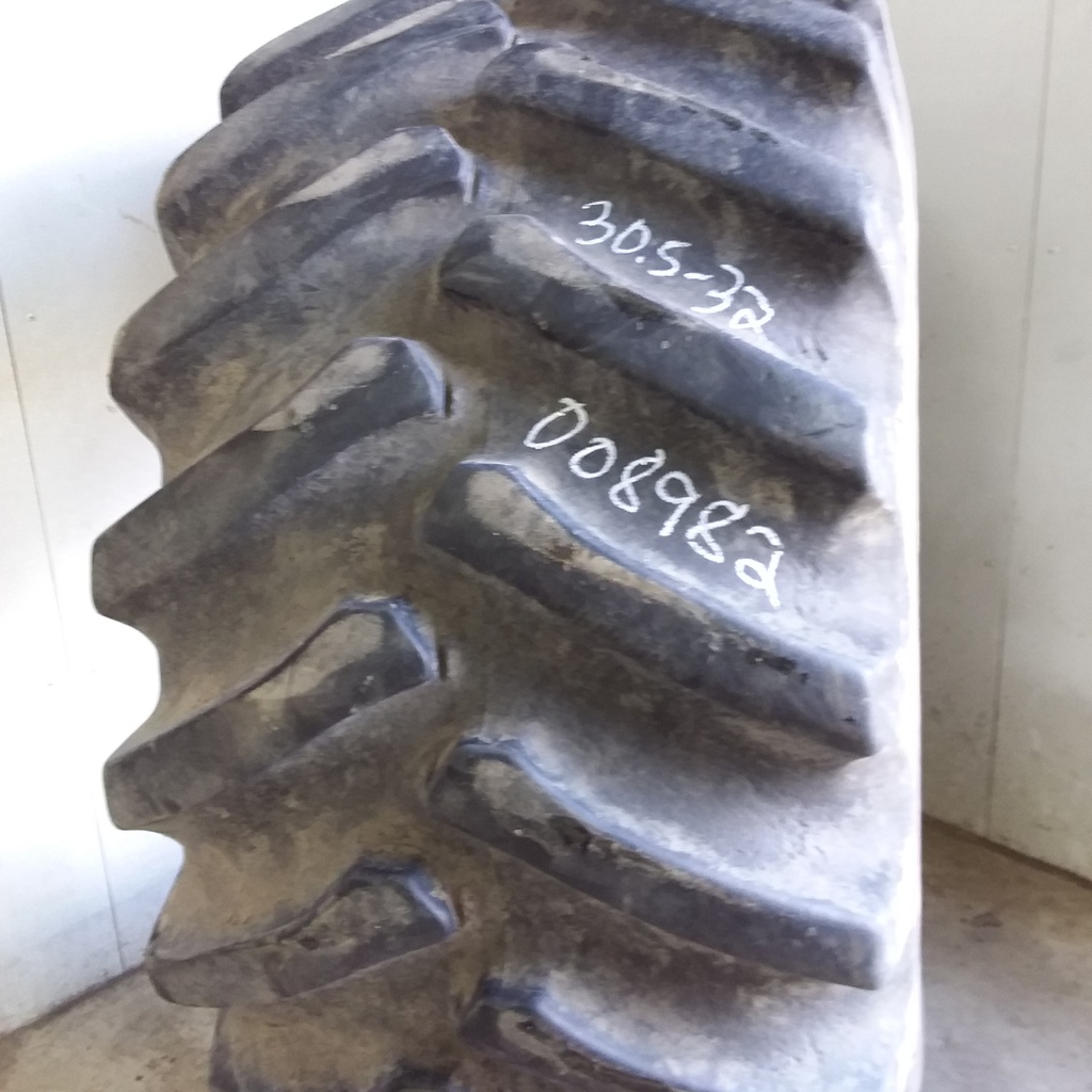 30.5/L-32 Firestone Super All Traction 23 R-1, F (12 Ply) 80%