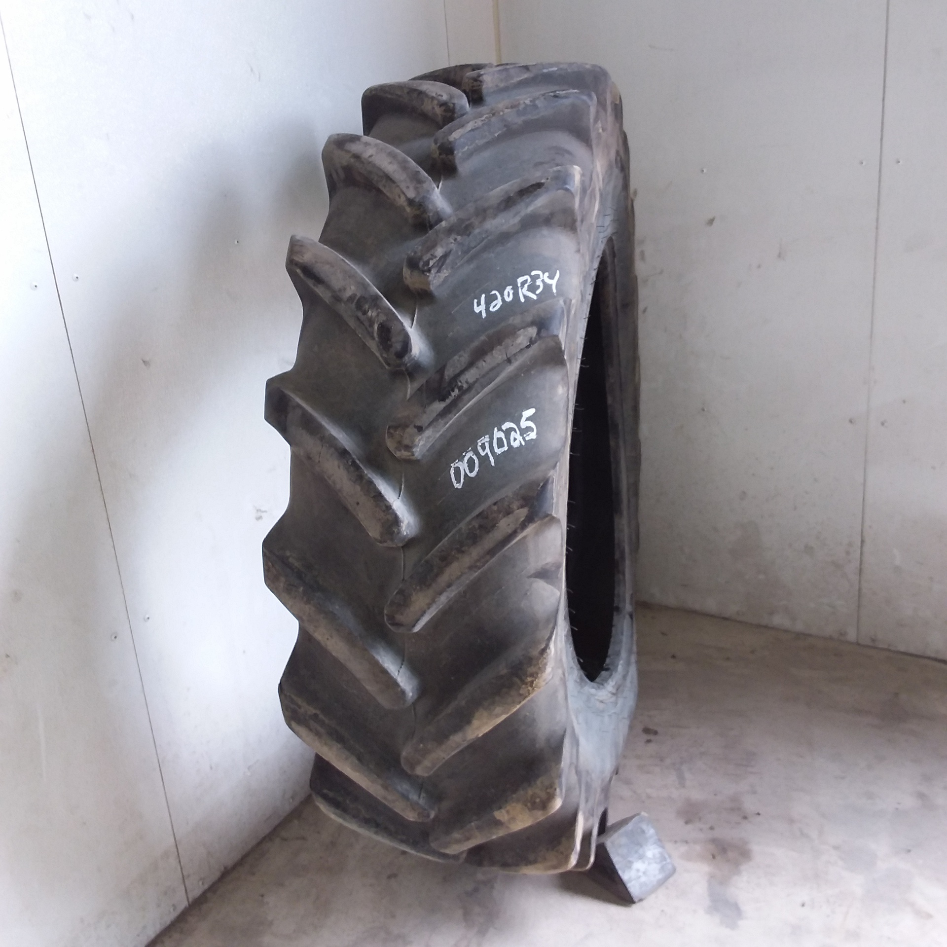 Used420/85R34 Firestone Performer EVO R1W Agricultural Tires for Sales