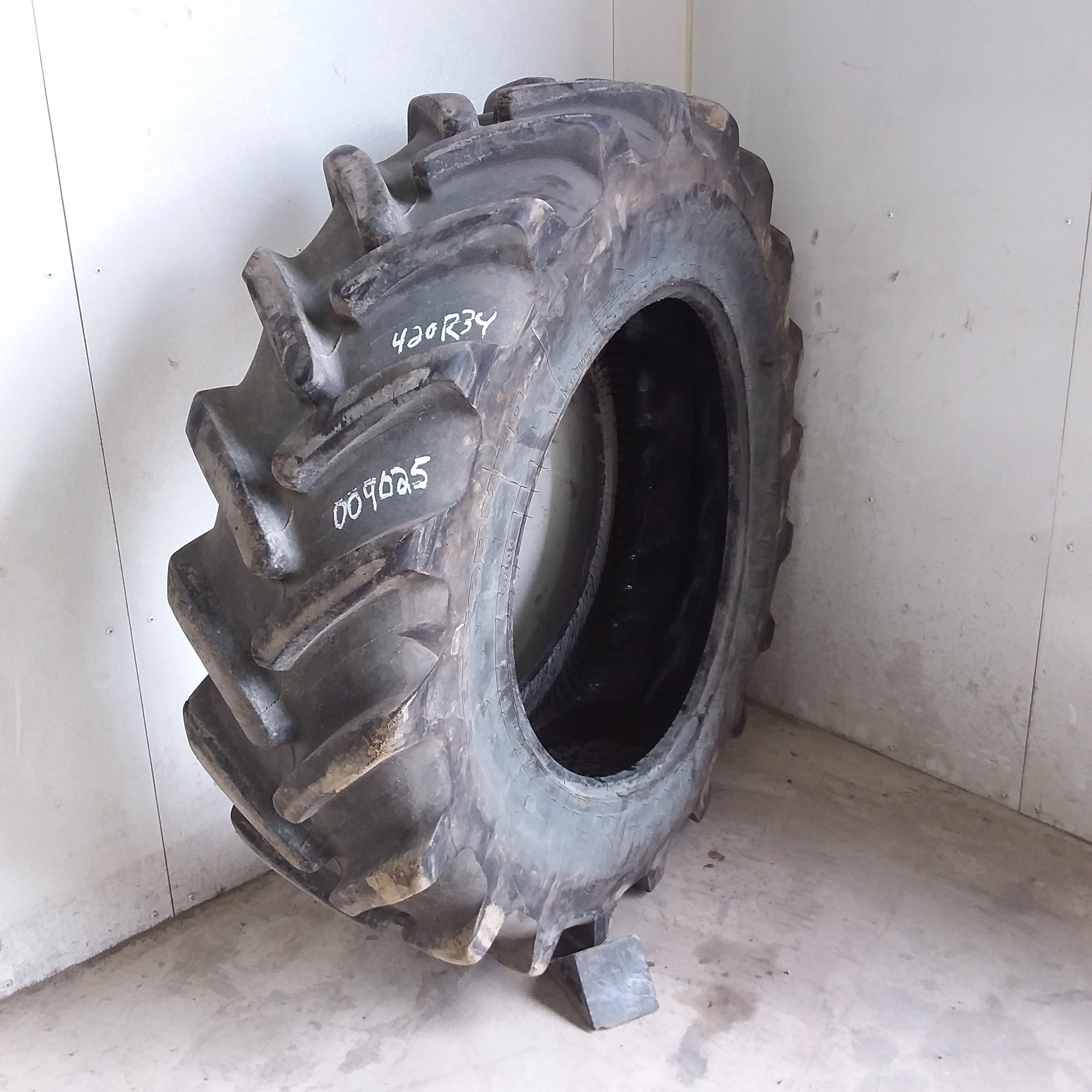 Used420/85R34 Firestone Performer EVO R1W Agricultural Tires for Sales