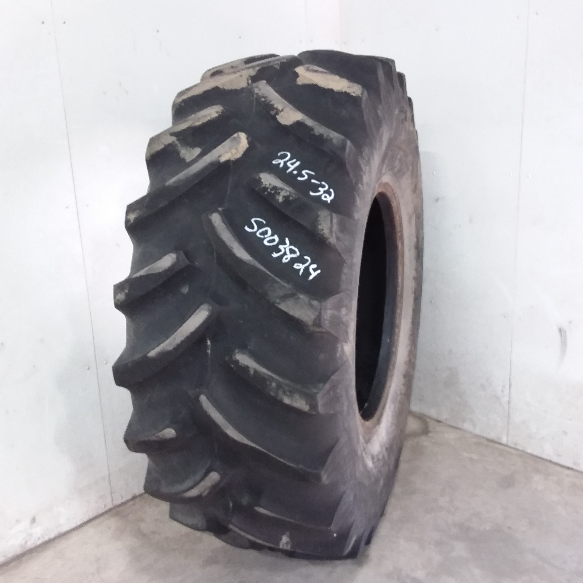 Used24.5/-32 Titan Farm Hi Traction Lug R-1 Agricultural Tires for ...