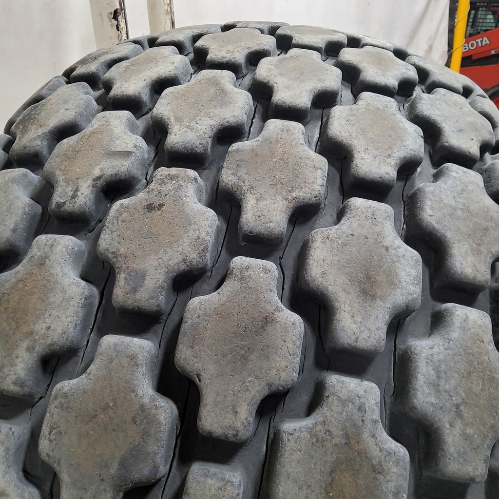 30.5/L-32 Firestone All Non-Skid Tractor R-3 , F (12 Ply) 80%