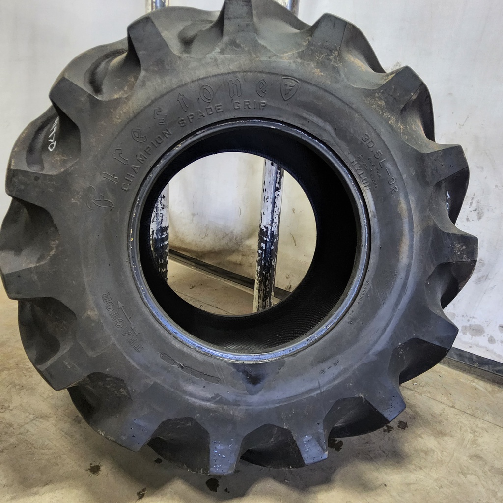 30.5/L-32 Firestone Champion Spade Grip R-2 , G (14 Ply) 80%
