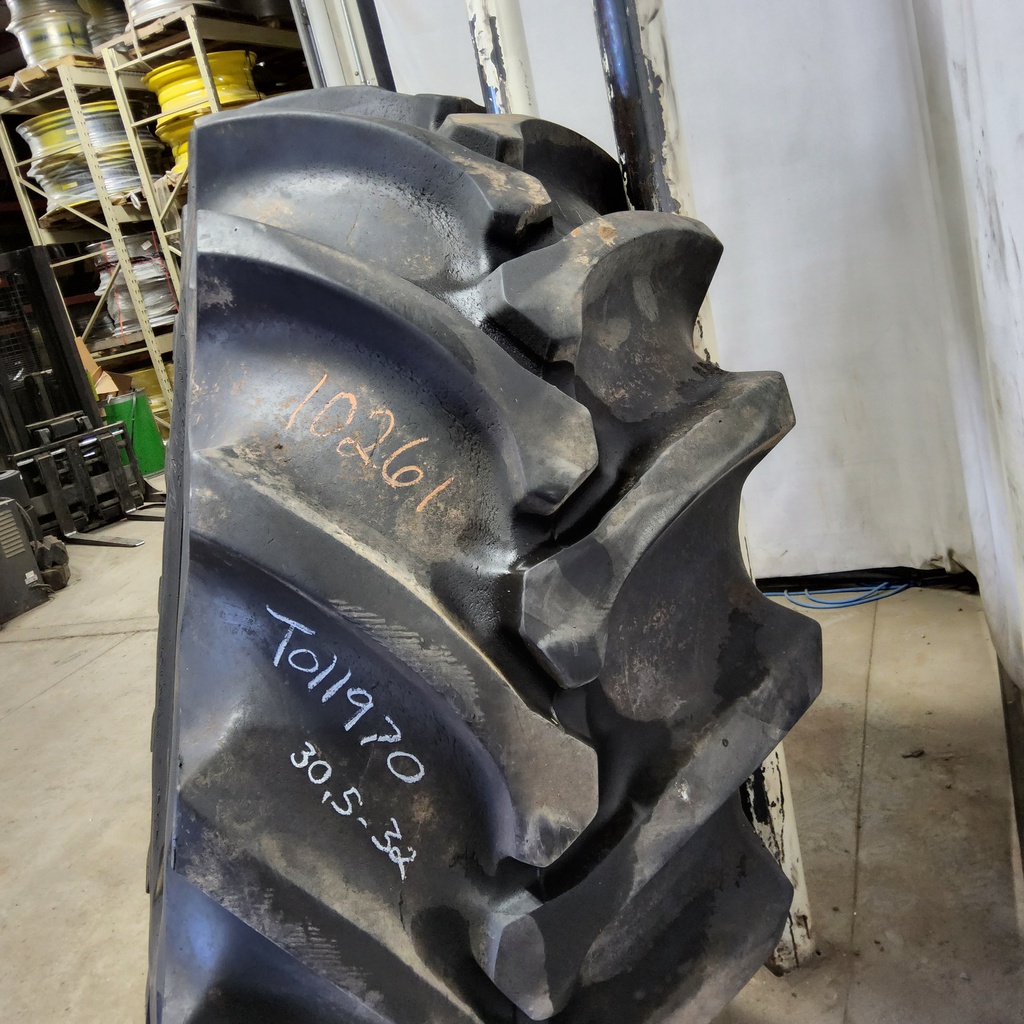 30.5/L-32 Firestone Champion Spade Grip R-2 , G (14 Ply) 80%