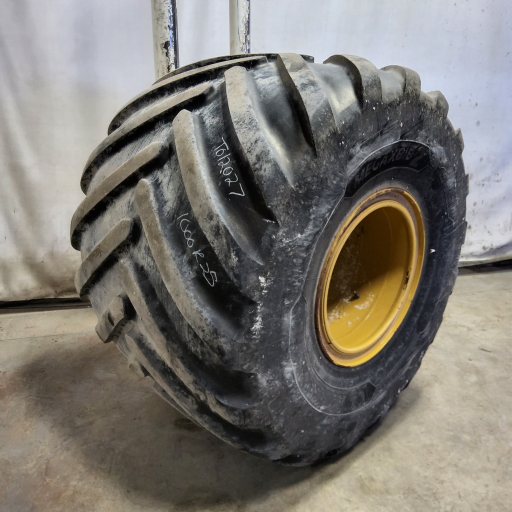 1000/50R25 Michelin MegaXBib 2 R-1W on Cat Yellow 24-Hole Flat Plate 3-Piece 70%