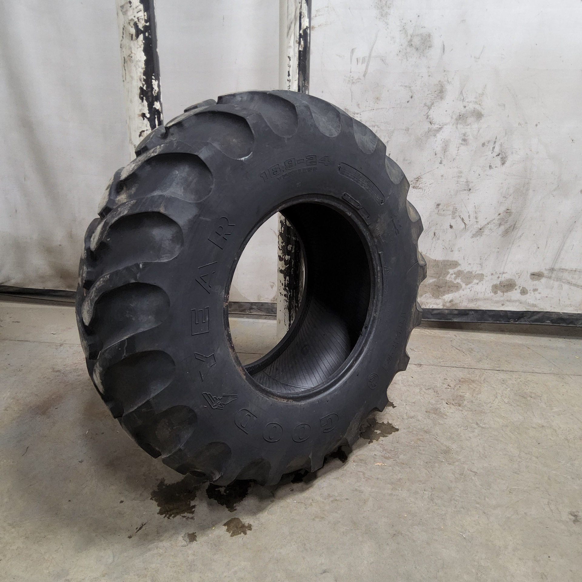 Used16.9/24 Goodyear Farm IT525 R4 Agricultural Tires for Sales NTS Tire Supply New & Used