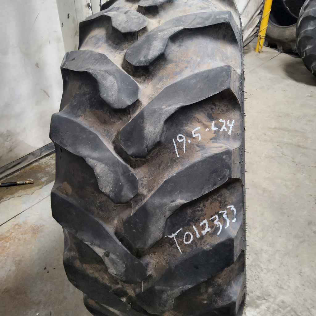 19.5/L-24 Goodyear Farm IT525 R-4 , F (12 Ply) 70%