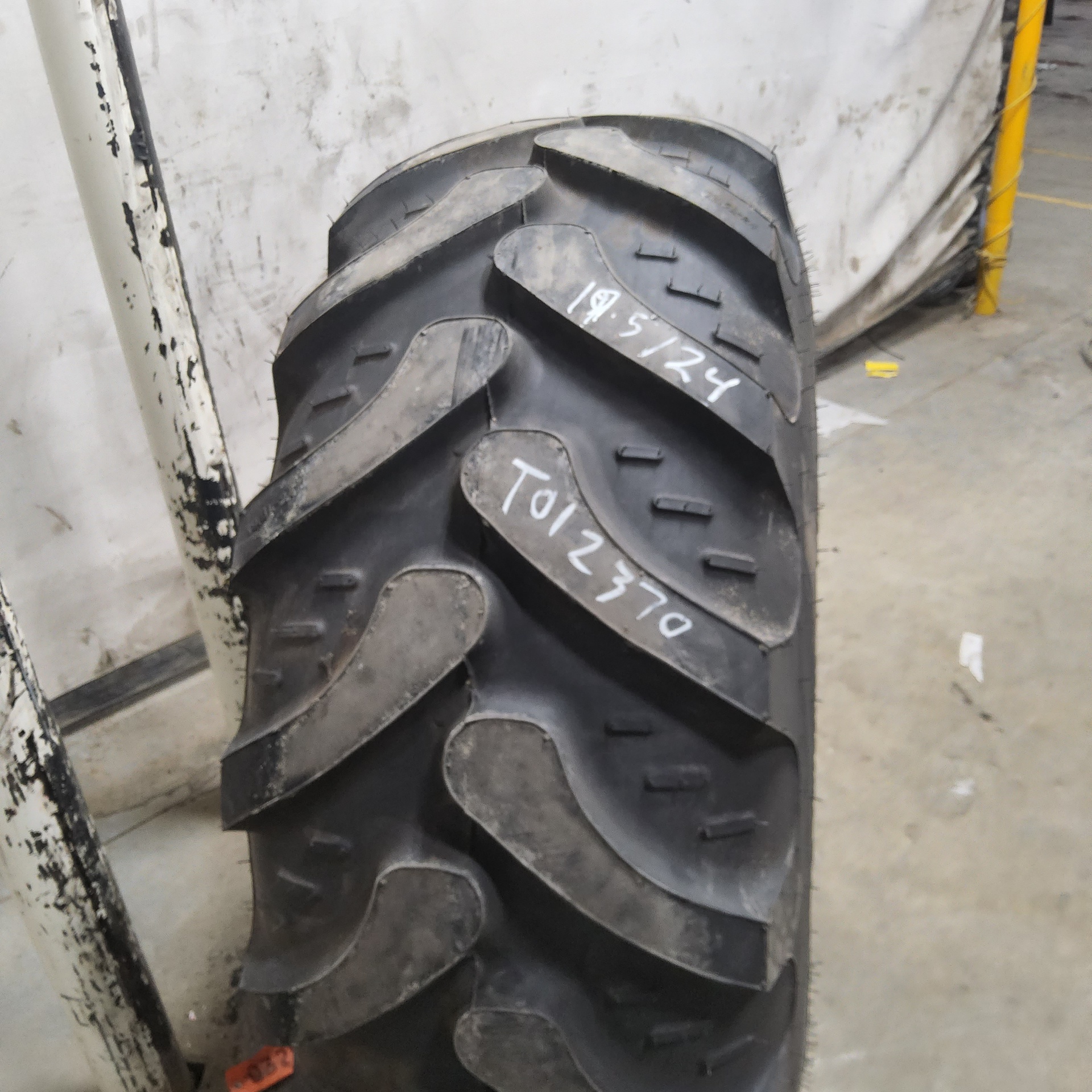 Used19.5/L24 Galaxy Ez Rider R4 Agricultural Tires for Sales NTS