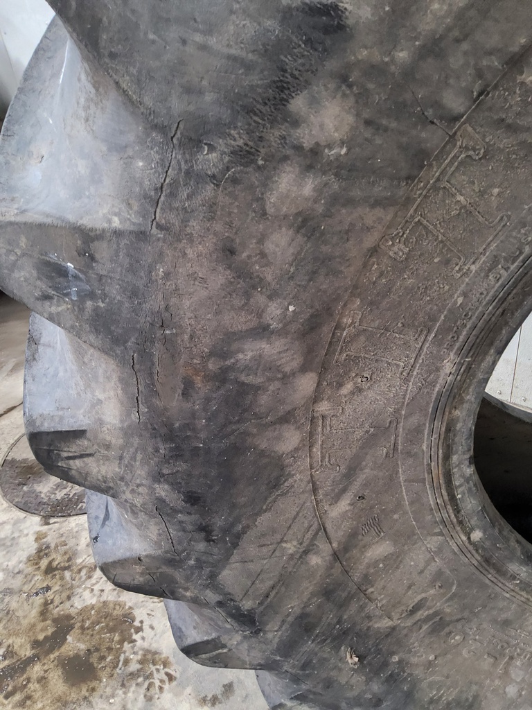 23.1/-26 Titan Farm Hi Traction Lug R-1 , F (12 Ply) 60%