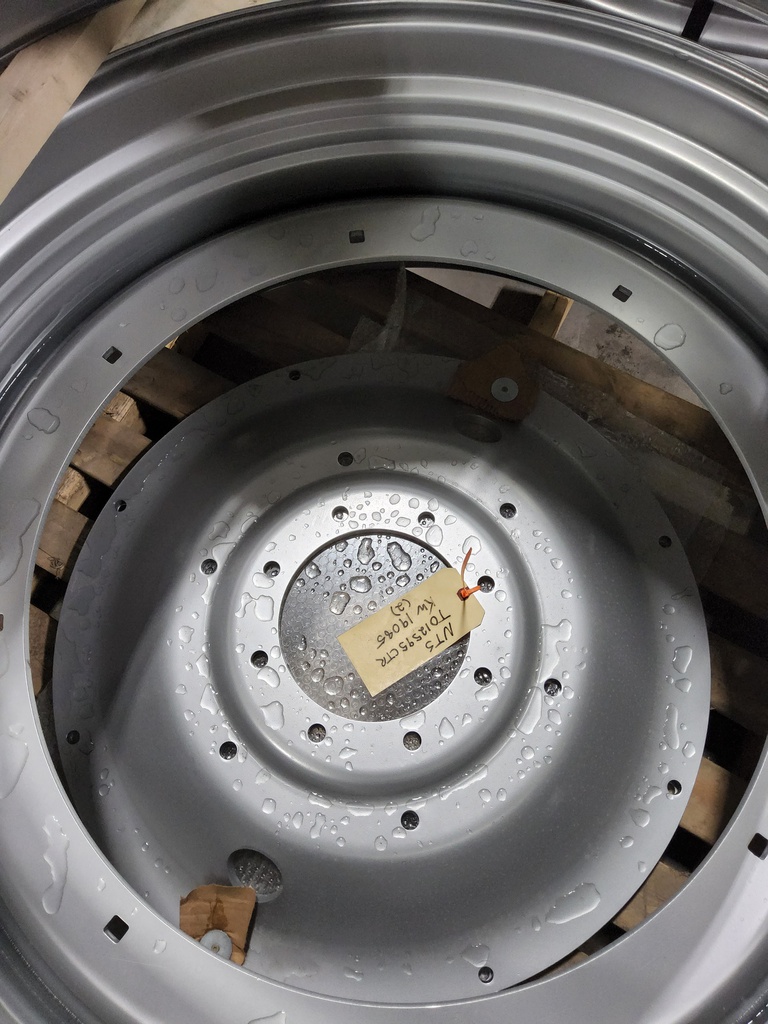 8-Hole Stub Disc Center for 42" Rim, Case IH Silver Mist