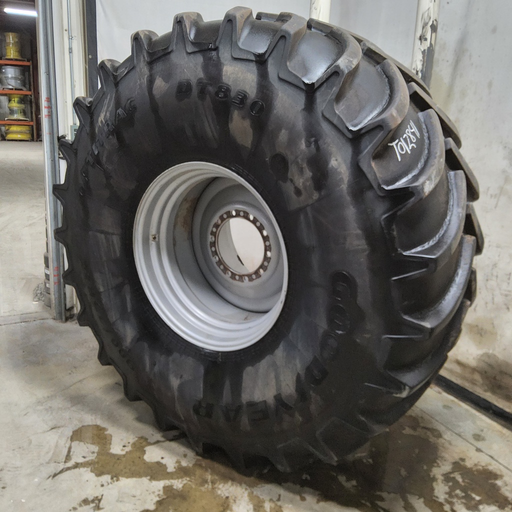 900/75R32 Goodyear Farm DT830 Optitrac R-1W on Case IH Silver Mist 10-Hole Formed Plate 80%