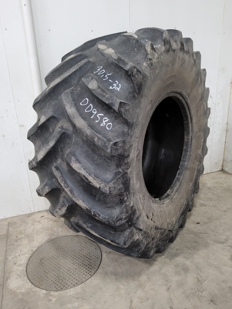 30.5/L-32 Titan Farm Hi Traction Lug R-1 , H (16 Ply) 70%