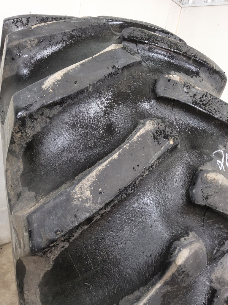 24.5/-32 Firestone Super All Traction 23 R-1 , F (12 Ply) 70%