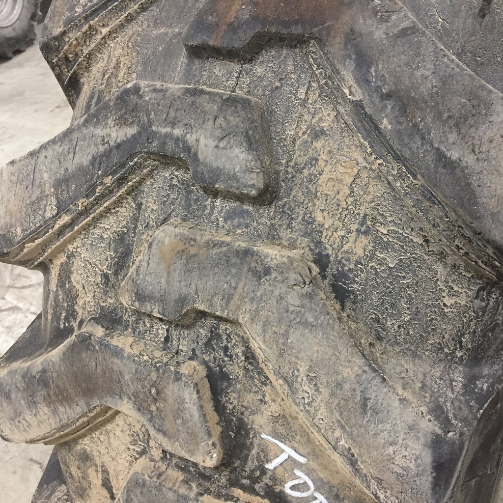 19.5/L-24 Solideal Backhoe Super Lug R-4, E (10 Ply) 65%