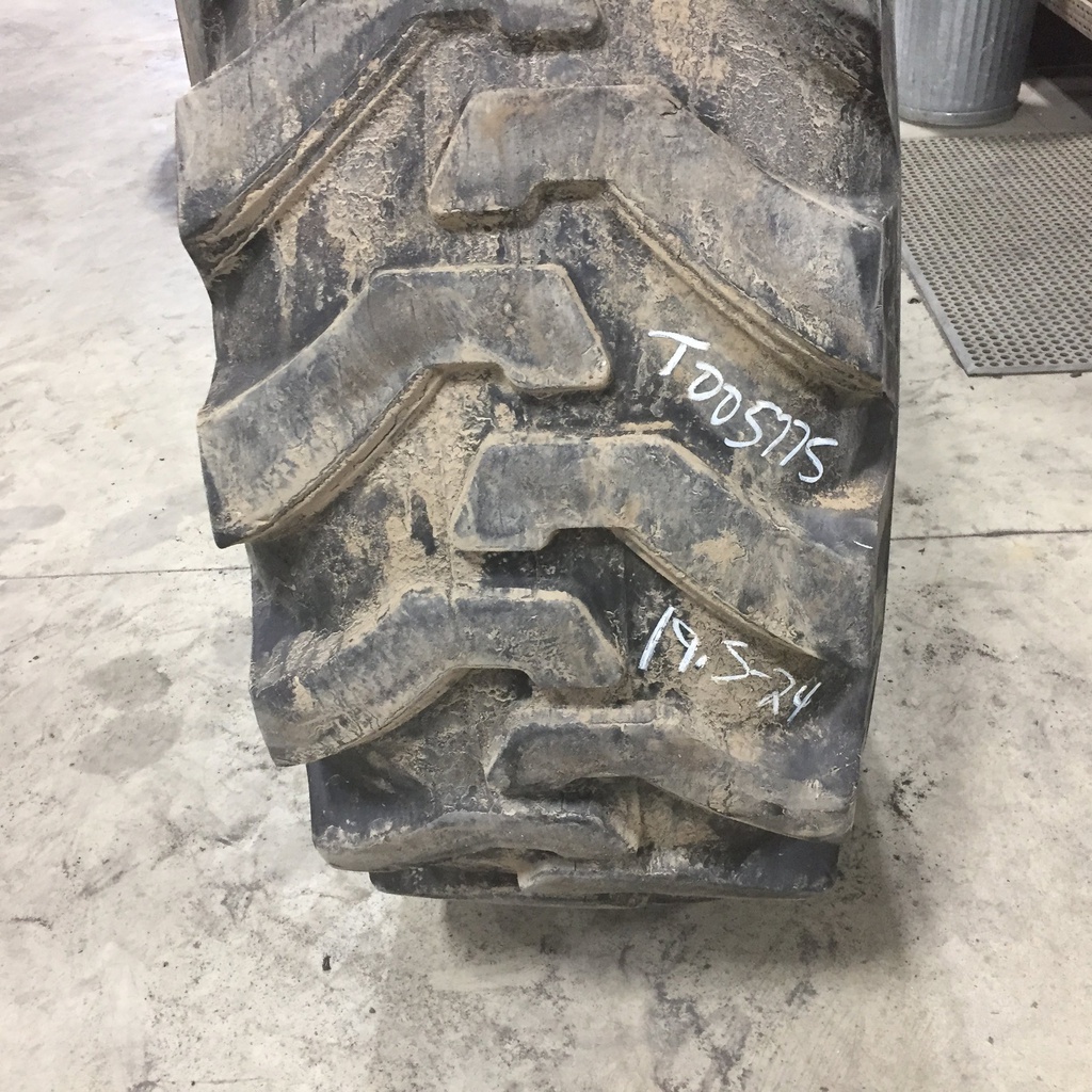 19.5/L-24 Solideal Backhoe Super Lug R-4, E (10 Ply) 65%