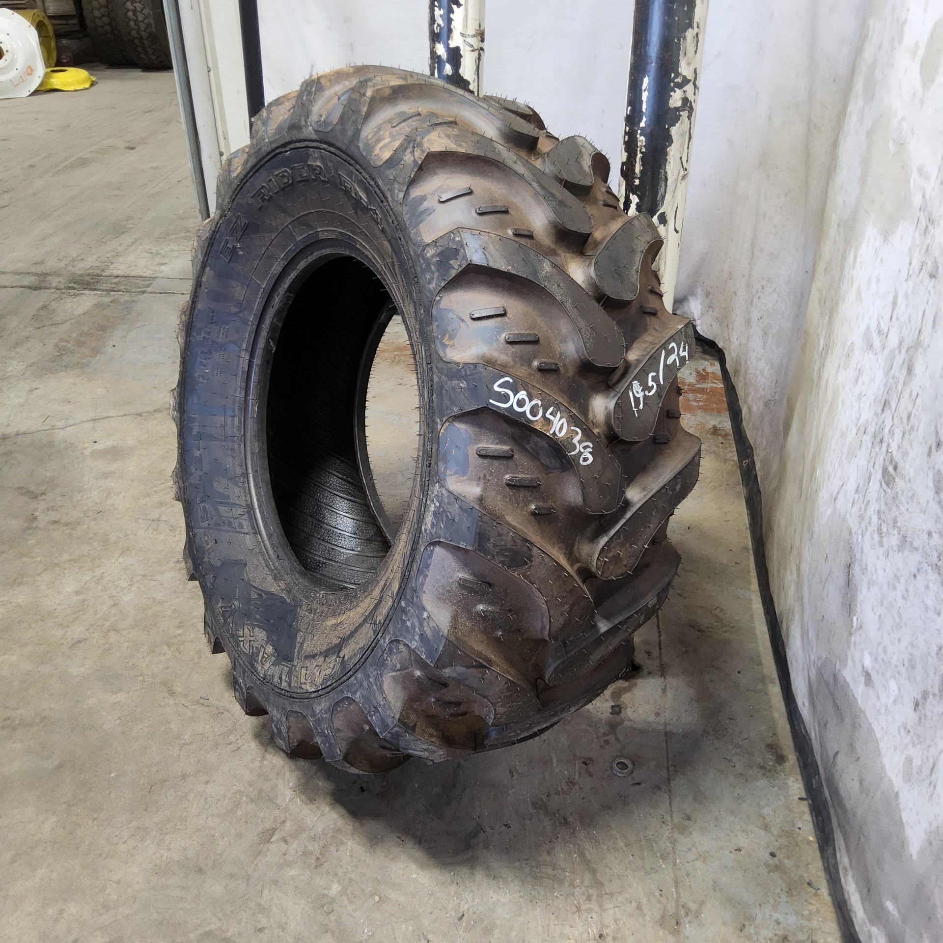 Used19.5/L24 Galaxy Ez Rider R4 Agricultural Tires for Sales NTS Tire Supply New & Used