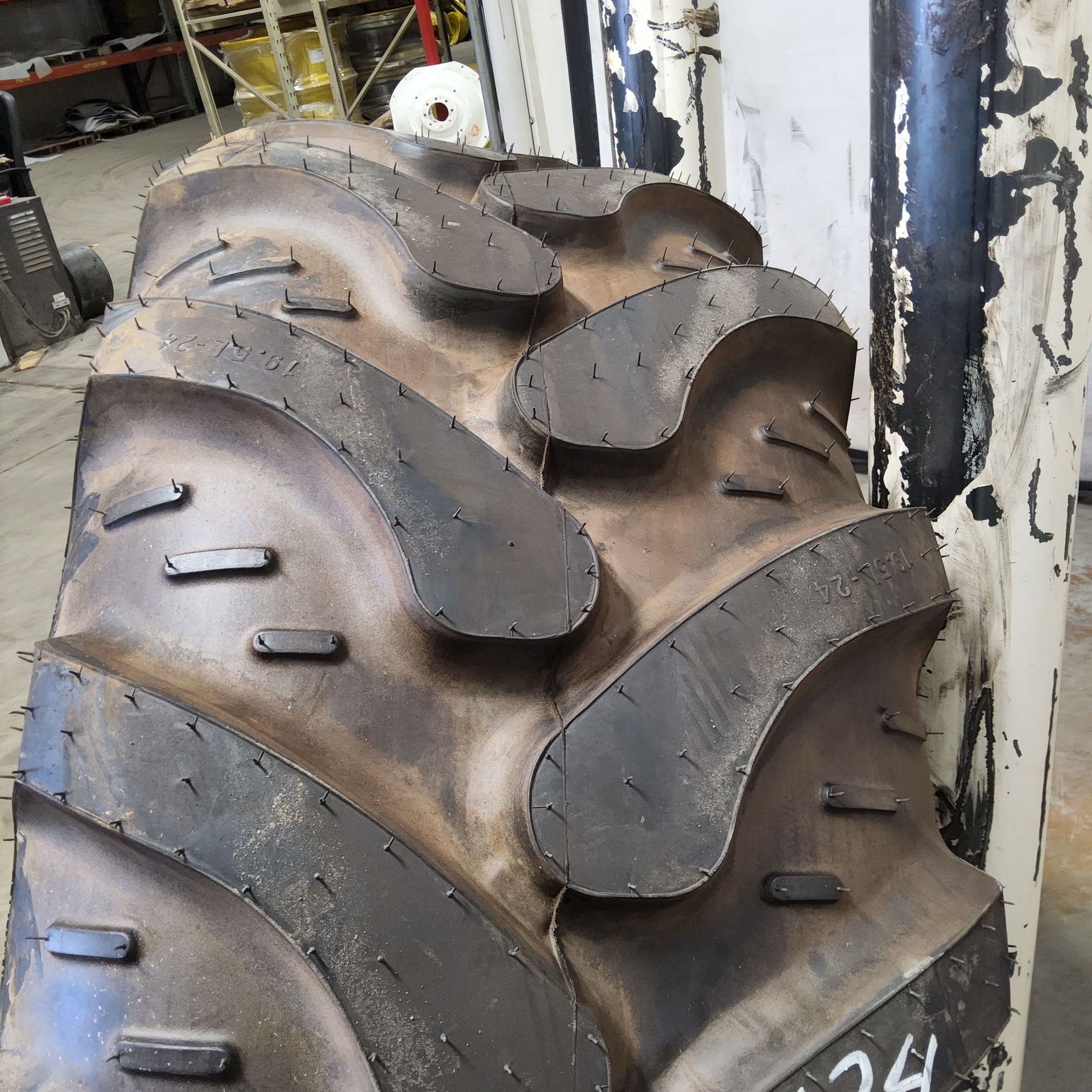 Used19.5/L24 Galaxy Ez Rider R4 Agricultural Tires for Sales NTS Tire Supply New & Used