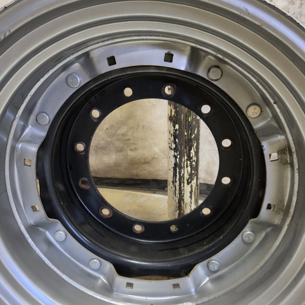 12-Hole Waffle Wheel (Groups of 2 bolts) Center for 28"-30" Rim, Black