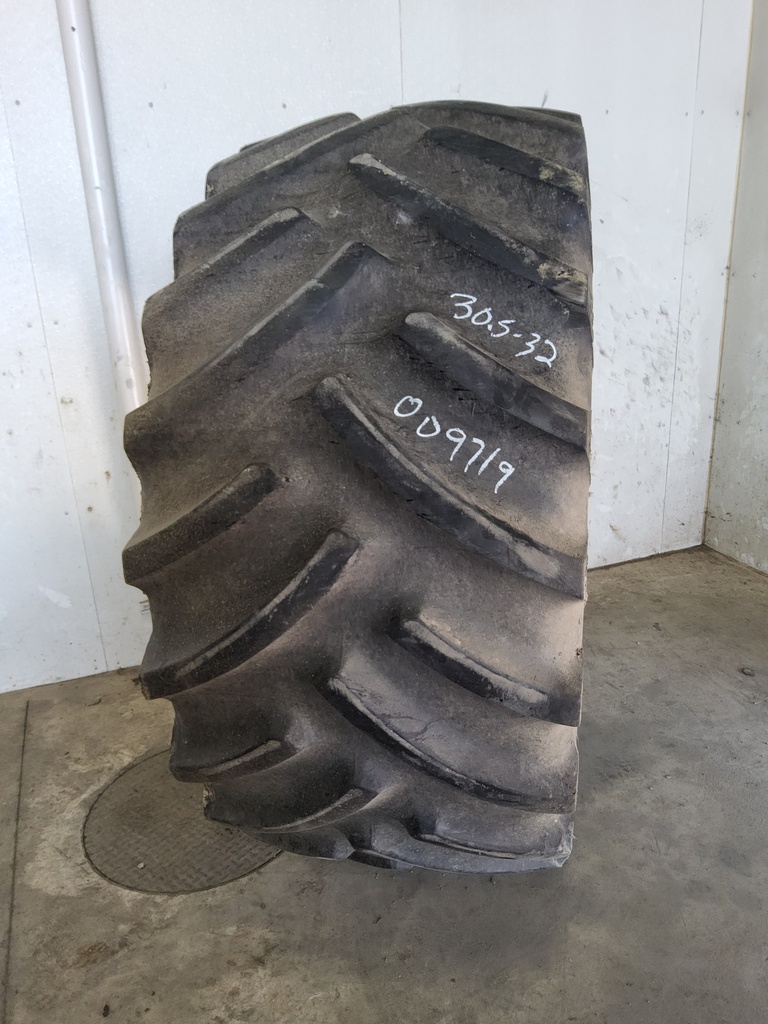 30.5/L-32 Titan Farm Hi Power Lug R-1 , F (12 Ply) 70%