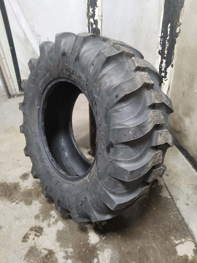 17.5/L-24 Titan Farm Industrial Tractor Lug R-4 , D (8 Ply) 99%