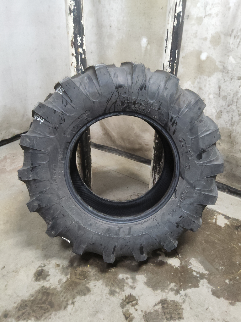 17.5/L-24 Titan Farm Industrial Tractor Lug R-4 , D (8 Ply) 99%