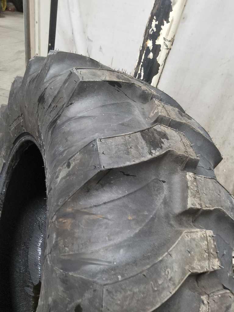 17.5/L-24 Titan Farm Industrial Tractor Lug R-4 , D (8 Ply) 99%