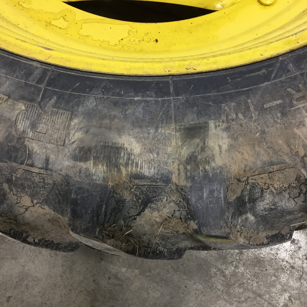 320/90R42 Firestone Radial 9000 R-1W on John Deere Yellow 8-Hole Stub Disc (groups of 2 bolts) 40%