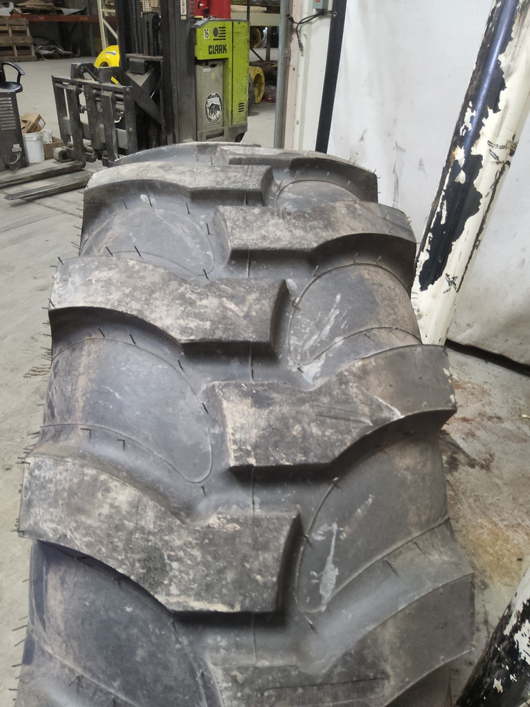 420/85D24 Titan Farm Industrial Tractor Lug R-4 136A8, C (6 Ply)