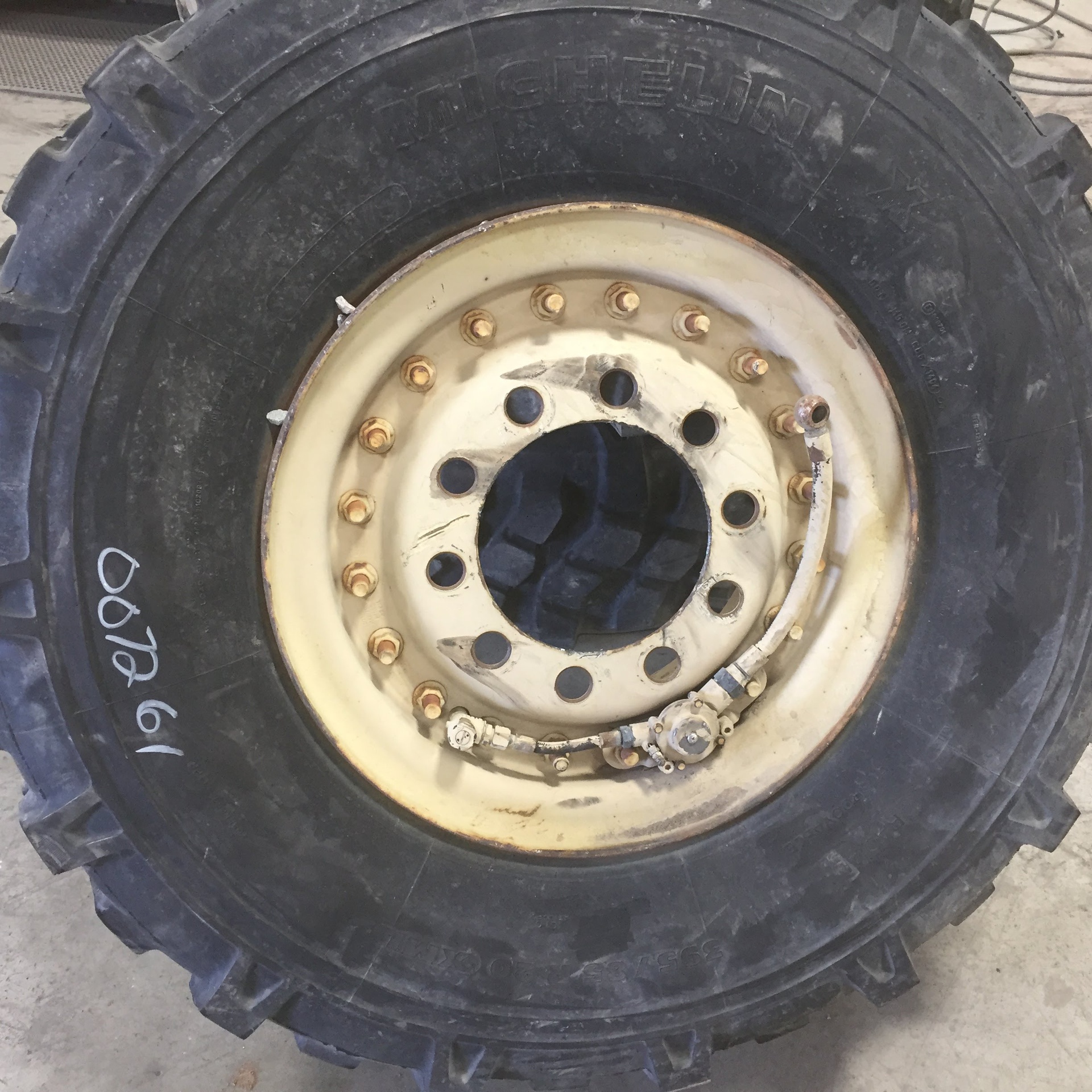 Used395/85R20 Michelin XML Military Budd Stud Pilot Wheel Heavy Truck