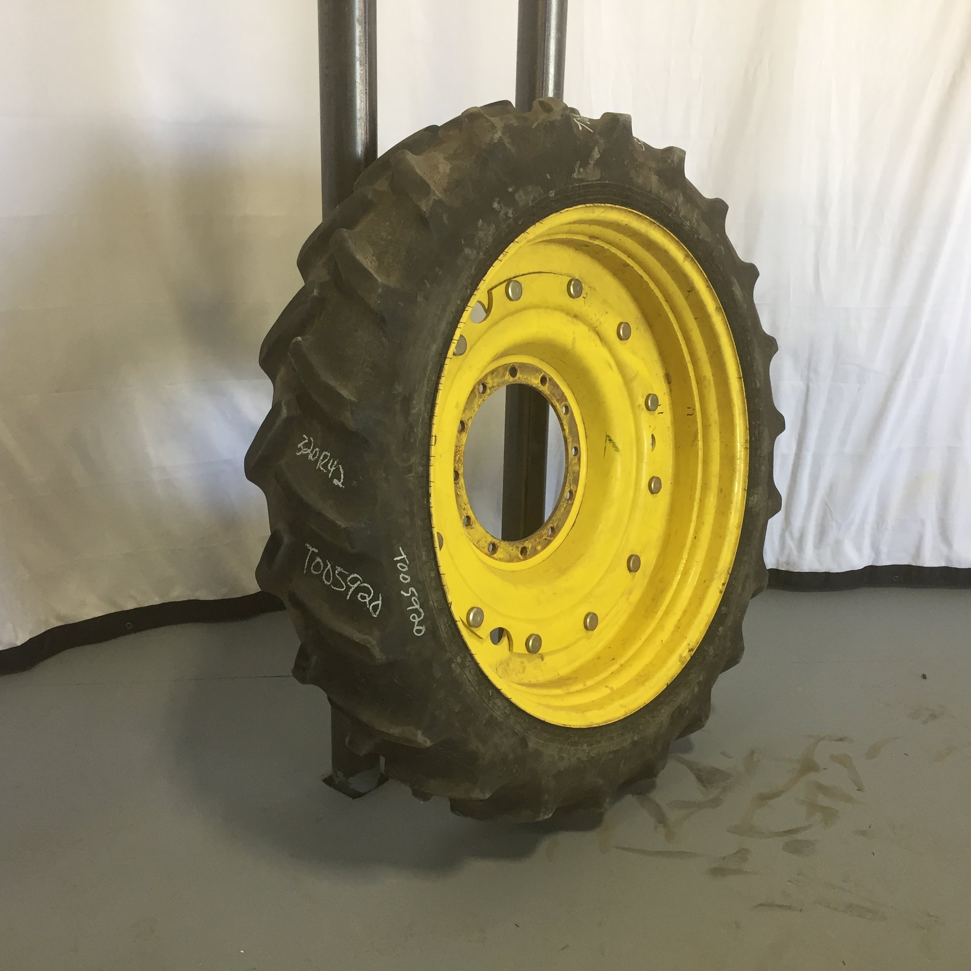 Used320/80R42 Goodyear Farm DT800 Super Traction R-1W on Stub Disc ...