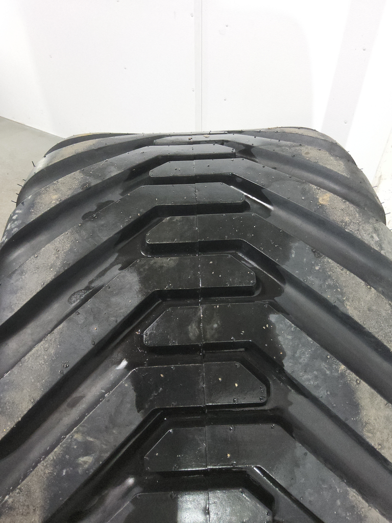 550/45-22.5 BKT Tires Flotation 648 Implement HF-2 166A8, L (20 Ply) 99%