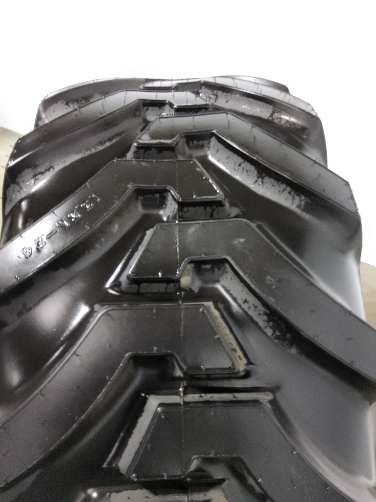 19.5/L-24 Firestone All Traction Utility R-4 , E (10 Ply) 99%