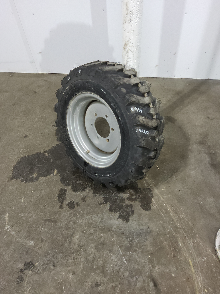 25x8.50-14NHS Titan Farm Trac Loader SS R-4 C (6 Ply), 99%