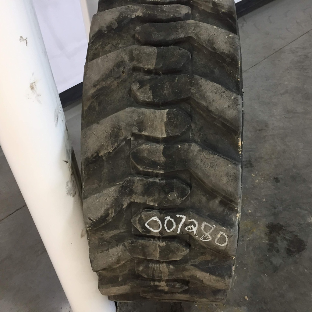 12/-16.5 Deestone D304 Skid Steer R-4, F (12 Ply) 85%