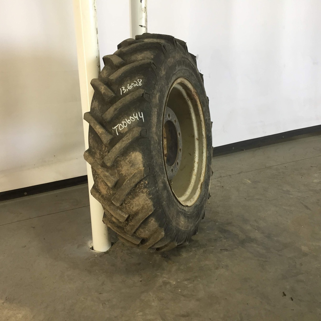 13.6/-28 Springfield Farm Aid All Purpose R-1 on Case IH Silver Mist 10-Hole Rim with Clamp/Loop Style 40%