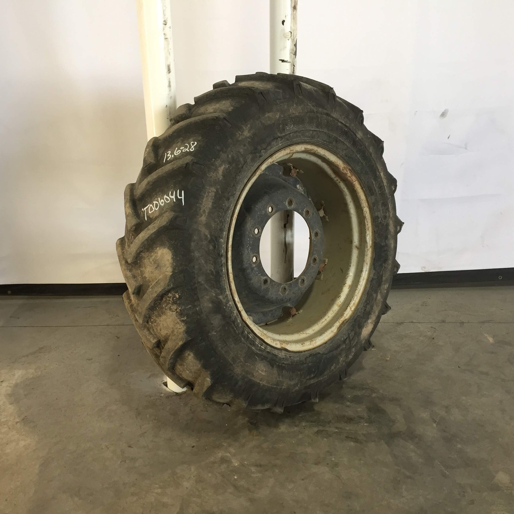 13.6/-28 Springfield Farm Aid All Purpose R-1 on Case IH Silver Mist 10-Hole Rim with Clamp/Loop Style 40%