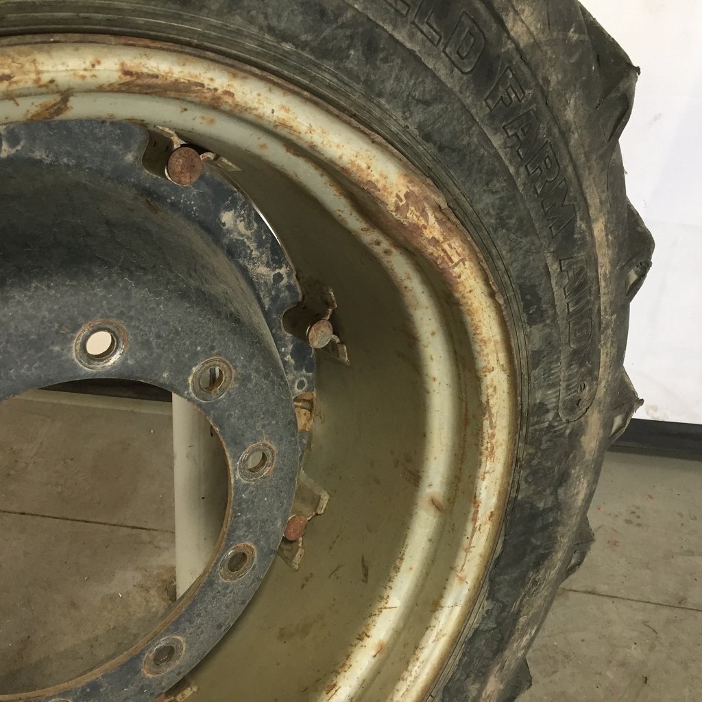 13.6/-28 Springfield Farm Aid All Purpose R-1 on Case IH Silver Mist 10-Hole Rim with Clamp/Loop Style 40%