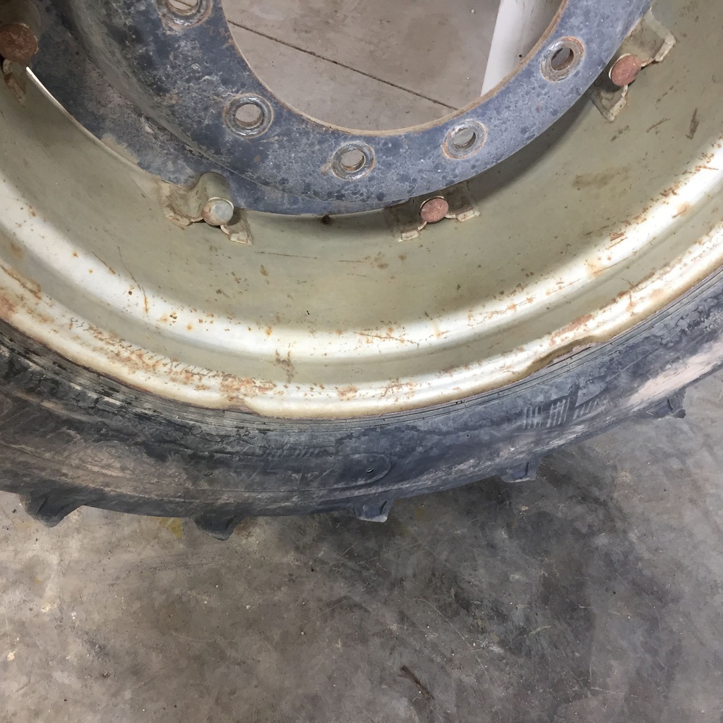 13.6/-28 Springfield Farm Aid All Purpose R-1 on Case IH Silver Mist 10-Hole Rim with Clamp/Loop Style 40%
