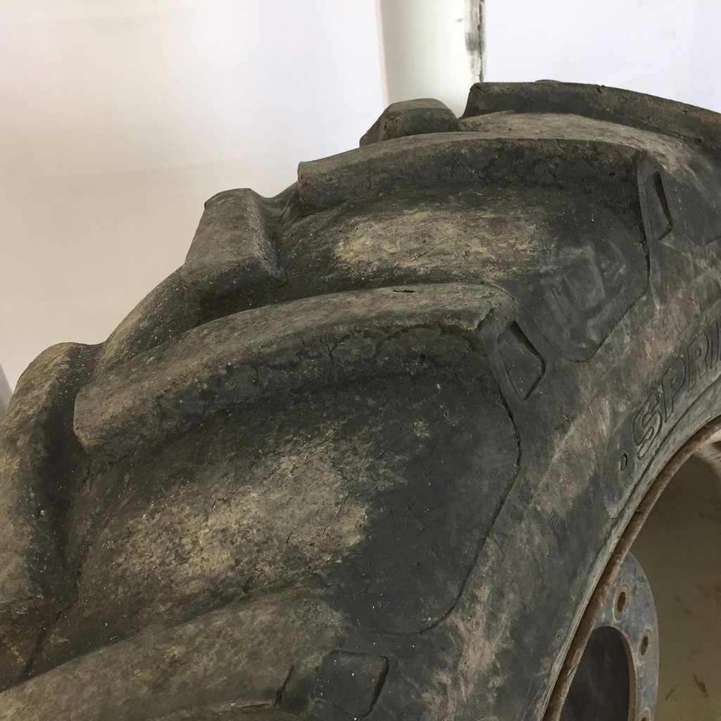 13.6/-28 Springfield Farm Aid All Purpose R-1 on Case IH Silver Mist 10-Hole Rim with Clamp/Loop Style 40%